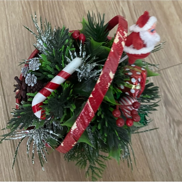 Vintage Christmas Basket With Flocked Santa - Picture 2 of 9